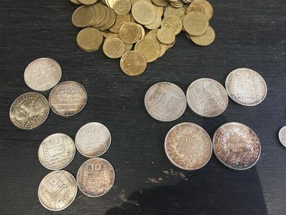 Lot de pièces françaises et étrangères principalement...