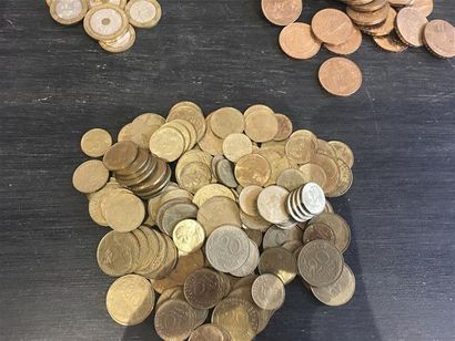 Lot de pièces françaises et étrangères principalement...
