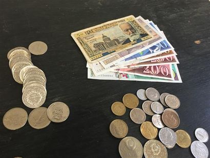 Lot de pièces françaises et étrangères principalement...