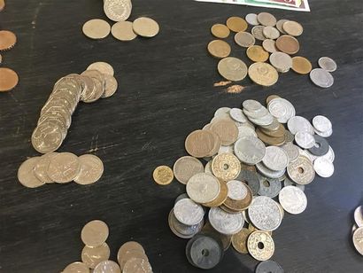 Lot de pièces françaises et étrangères principalement...