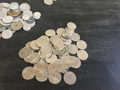 Lot de pièces françaises et étrangères principalement...