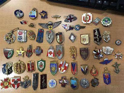 Lot d'insignes et badges militaires en m...
