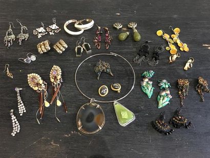 [Fantaisie]. Lot en métal de boucles d'oreilles...