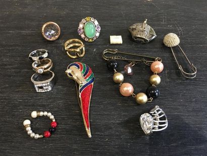 [Fantaisie]. Lot en métal de 7 bagues, 3...