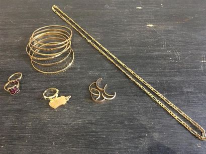 Lot en or jaune 18K (750 millièmes) : pendentif,...