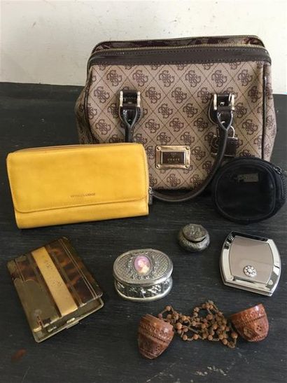 [Mode]. Lot comprenant : 
- GUESS. Sac à...