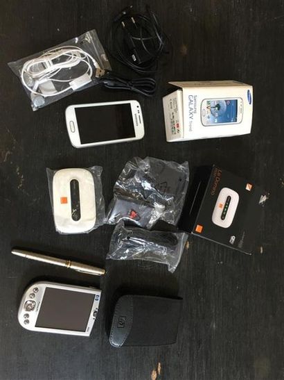 [Téléphonie - Internet]. Petit lot comprenant...