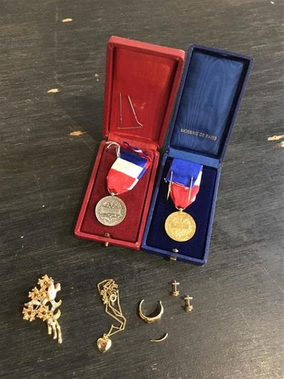 Lot comprenant :
- en or 18K (750 millièmes...