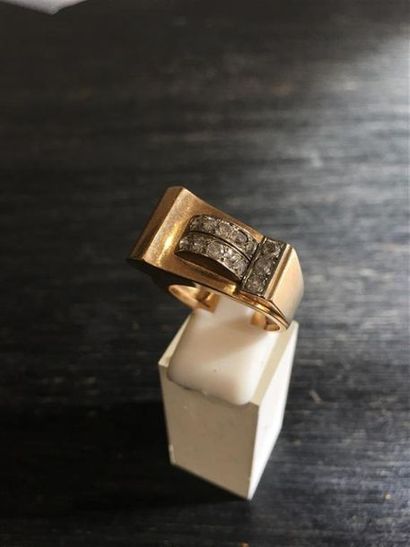 Bague moderniste en or jaune 18K (750 millièmes)...