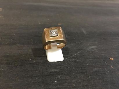Bague chevalière en or jaune 18K (750 millièmes)...