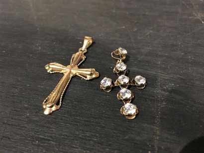 2 pendentifs croix en or jaune 18K (750 millièmes)...