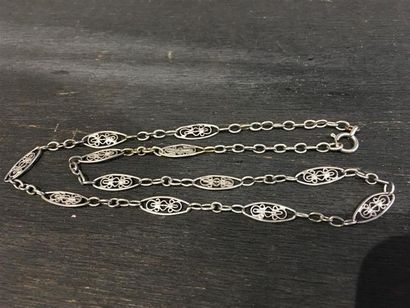 Chaîne argent filigrané.
Poids : 8,1 g.