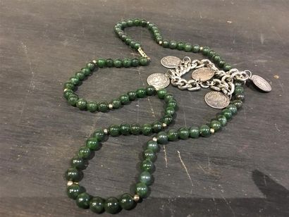 Lot comprenant :
- Collier de boules de jade...