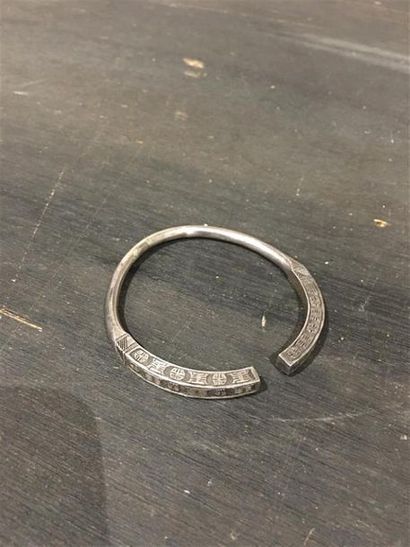 Bracelet ouvert en argent bas-titre, Népal.
Poids...