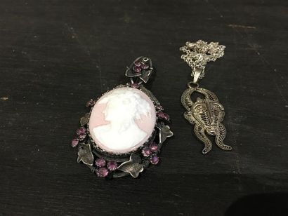 2 pendentifs en métal argenté : l'1 à motifs...