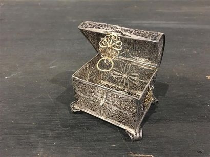 Petite boîte coffre en filigranes d'argent...
