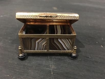 Boîte à secrets en agate sur une monture...