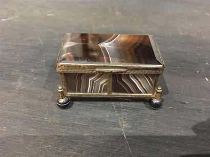 Boîte à secrets en agate sur une monture...