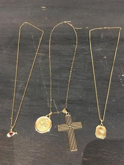 3 chaînes et 4 pendentifs en or jaune 18K...