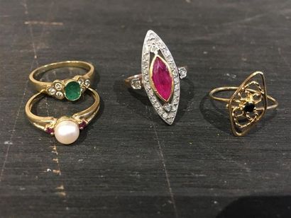 4 petites bagues en or jaune 18K (750 millièmes)...