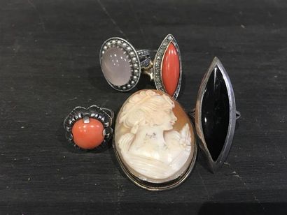 4 bagues en métal, argent et argent doré...