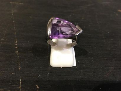 Bague en or gris 18K (750 millièmes) ornée...