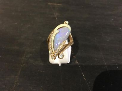 Bague mouvementée en or jaune 18K (750 millièmes)...