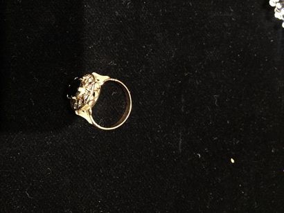 Bague en or jaune serti d'un saphir et entourage...