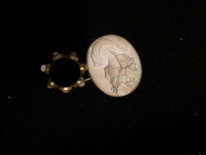 Broche en pierre calcaire sur métal et anneau...