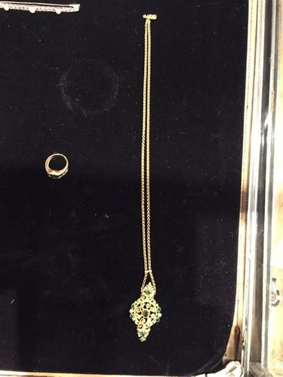 Collier pendentif en or jaune sertis d'émeraudes,...