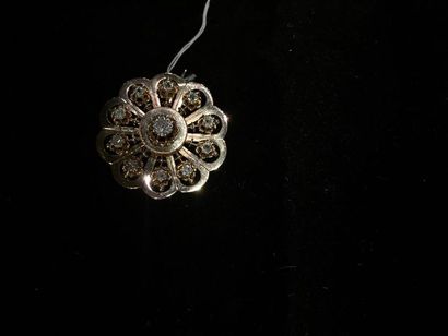 Broche rosace en or jaune serti de diamants.
Fin...