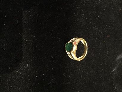 Bague en or serti sur la table d'emeraude...