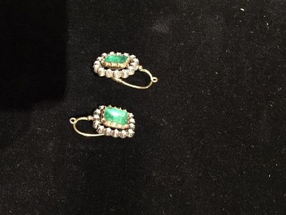 Paire de boucle d'oreilles en or serti d'une...