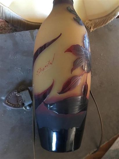 D'ARGENTAL. Vase en verre multicouche monté...