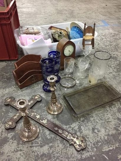 Mannette comprenant pièces en verre de Clichy,...