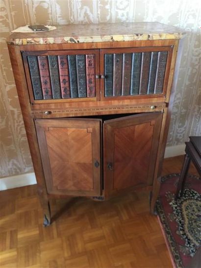 Un meuble bar de style transition en bois...