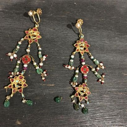 Paire de pendants d'oreille indiens en or...