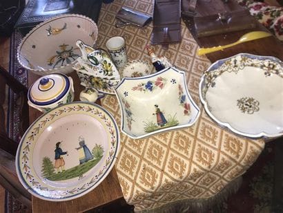Un ensemble de plats et assiettes en faïence...