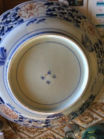 Un vase dans le goût de Sansom en porcelaine...