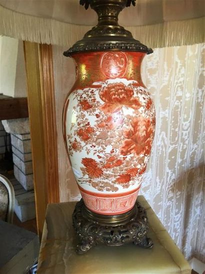 Un vase dans le goût de Sansom en porcelaine...