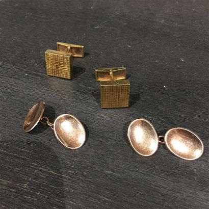 2 paires de boutons de manchette : l'une...