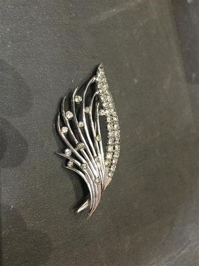Lot de bijoux fantaisie comprenant une broche...