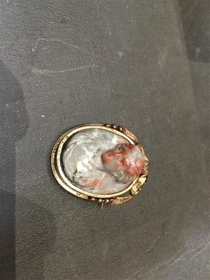 Lot de bijoux fantaisie comprenant une broche...