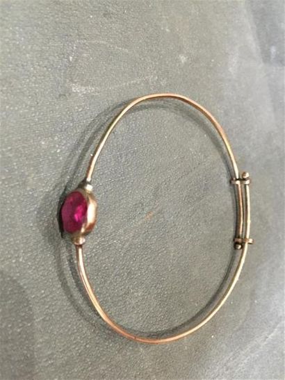 Lot de bijoux fantaisie comprenant une broche...