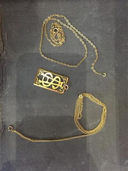 Lot de bijoux fantaisie comprenant une broche...