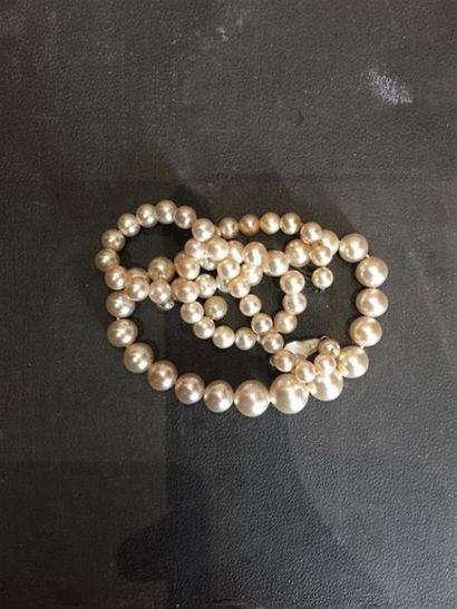 Lot de bijoux fantaisie comprenant une broche...