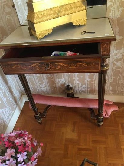 Petite console de style Louis XVI en bois...