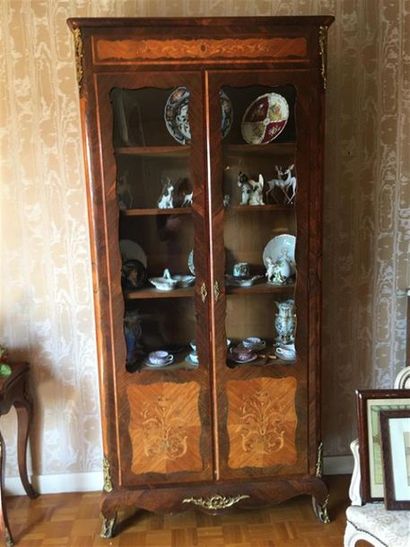 Une vitrine haute en bois de placage de style...