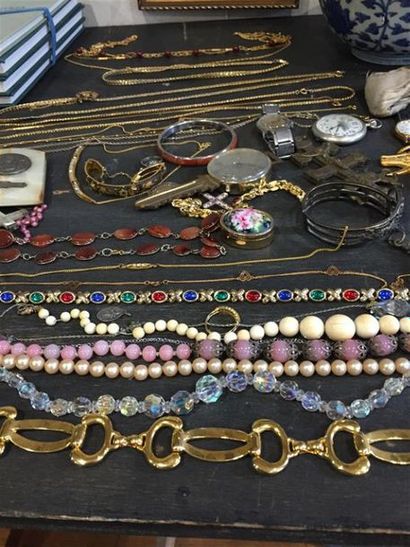 Très important lot de bijoux fantaisies comprenant...