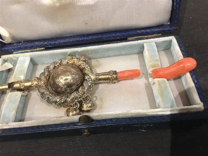 Hochet en argent (925 millièmes) et manche...